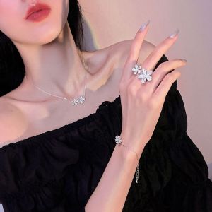 Bright Diamond Five Petal Flower Ring